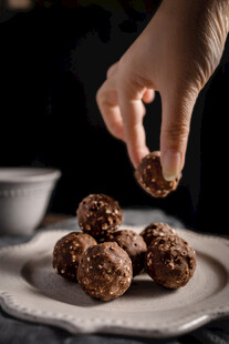 手放美味巧克力球于盘上