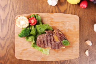 木制砧板上的美味牛排
