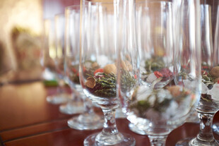 精致透明高脚杯陈列