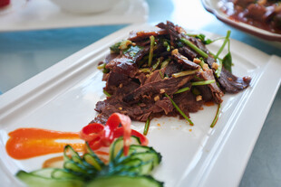 凉拌牛肉摆盘精致