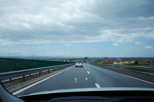 行驶在宽阔公路上的视角