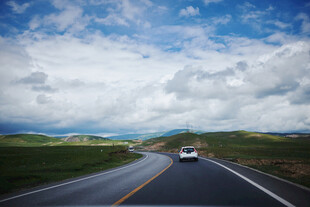 公路上行驶的汽车与美景