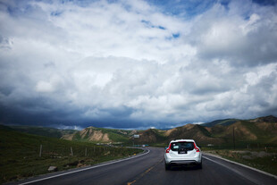 公路上行驶的白色汽车