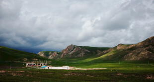 草原山谷间的壮美风景