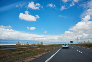 公路上行驶的车辆与蓝天