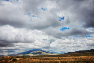 草原上的多云天空与远山
