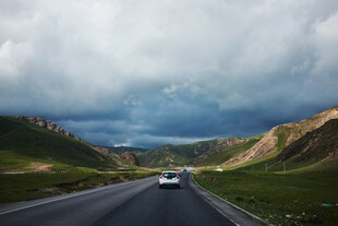 公路上行驶的车辆与壮美风景