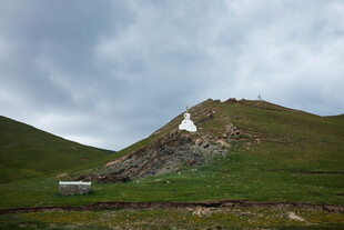 草原山丘上的白色建筑