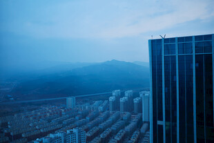 城市高楼与远山朦胧景象