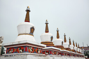 藏式白塔群 圣洁宗教建筑
