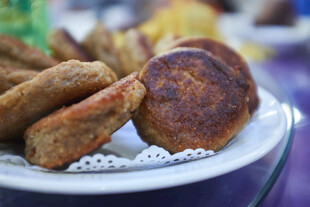 美味烤制糕点摆于盘中