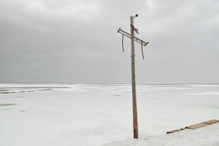 盐湖中的孤独电线杆