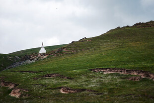 草原山丘上的白色建筑