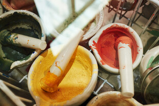 多彩颜料与画笔工具