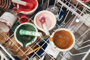 多彩颜料杯置于金属架上