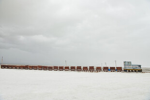 盐湖中的集装箱车队