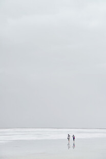 盐湖漫步的三人身影