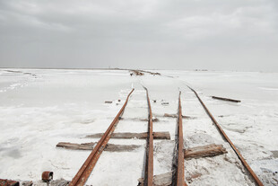 盐湖中的废弃铁轨