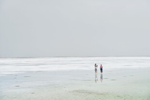 盐田漫步的两人