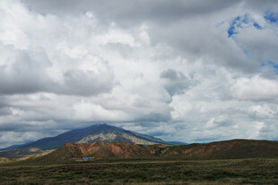 壮丽山峦与厚重云层景观