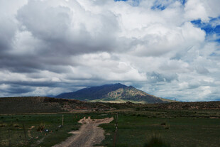 旷野中的远山与积云