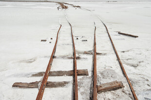 盐田上的废弃铁轨