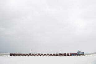 盐田上的长列车