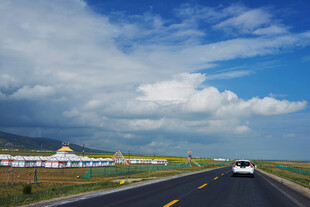 公路驰骋 蓝天白云伴美景