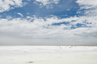 广阔盐湖 蓝天白云下美景