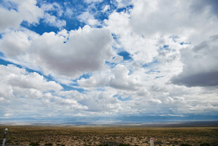 广袤天地间的蓝天白云