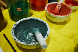 多彩颜料碗与搅拌工具