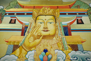 庄严佛像于传统建筑前