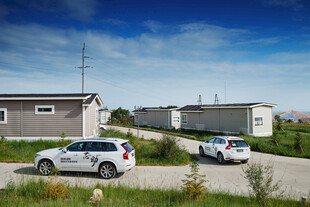 郊外停放车辆的简约房屋