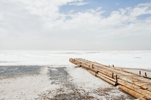海边木栈道延伸至远方