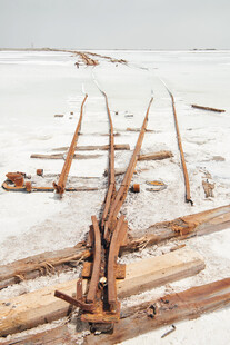 雪地上的废弃木制结构