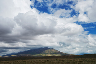 蓝天白云下的远山美景