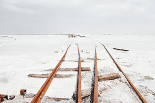 雪覆铁轨的荒凉景象