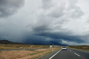 公路上的乌云风暴景象