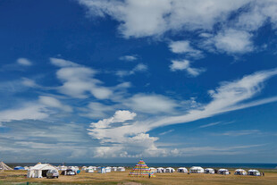 草原上的蓝天与白色毡房