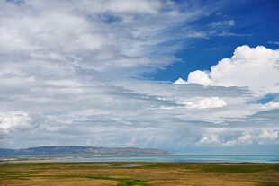 辽阔草原上的蓝天白云