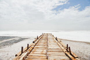 木栈道延伸至广阔盐湖