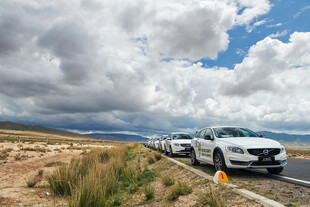 公路旁的自驾车队