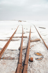 雪地上的废弃铁轨