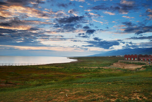 草原湖畔的壮丽天空景色