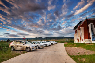 草原边的汽车与建筑景观