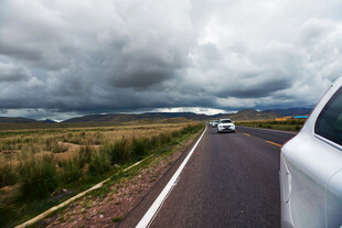 公路行车 乌云下的旷野景色