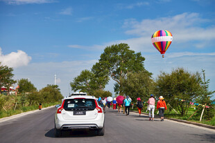 公路上的车辆与热气球景观