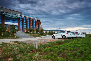 现代建筑旁的户外停车场景