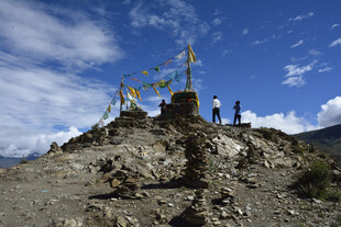 山顶经幡处的几人身影