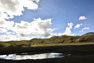 草原湖畔蓝天美景